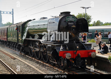 Twyford stazione, Berkshire, Regno Unito. 5 Giugno, 2018. Centinaia di persone hanno aspettato pazientemente per il Flying Scotsman treno sul suo modo dalla lettura a Paddington. Famiglie e trainspotters simili si erano riuniti per ottenere un assaggio della mitica linea treno sul suo modo di Londra. Credito: Uwe Deffner/Alamy Live News Foto Stock