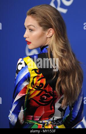 Gigi Hadid presso gli arrivi per 2018 CFDA Fashion Awards, Brooklyn Museum, Brooklyn, NY Giugno 4, 2018. Foto di: Kristin Callahan/Everett Collection Foto Stock