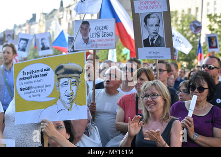 Praga, Repubblica Ceca. 05 Giugno, 2018. Migliaia di manifestanti assistere a Praga in Piazza Venceslao dimostrazione contro Andrej Babis il governo a seconda del supporto comunista e presieduta da perseguita il primo ministro. Organizzato da milioni di momenti per la democrazia gruppo. Impossibile candidati presidenziali Mirek Hilser e Pavel Fischer parlare durante la manifestazione di Praga Repubblica Ceca, Giugno 5, 2018 Credit: Michal Kamaryt/CTK foto/Alamy Live News Foto Stock