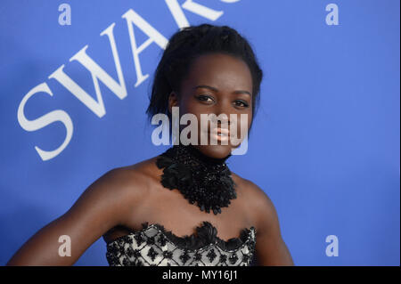 New York, Stati Uniti d'America. Il 4 giugno, 2018. Lupita Nyong'o assiste il 2018 CFDA Fashion Awards al Brooklyn Museum il 4 giugno 2018 a New York City. Credito: Erik Pendzich/Alamy Live News Foto Stock