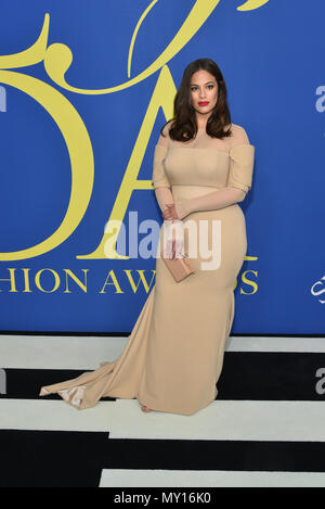 New York, Stati Uniti d'America. Il 4 giugno, 2018. Ashley Graham assiste il 2018 CFDA Fashion Awards al Brooklyn Museum il 4 giugno 2018 a New York City. Credito: Erik Pendzich/Alamy Live News Foto Stock