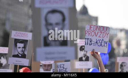Praga, Repubblica Ceca. 05 Giugno, 2018. Migliaia di manifestanti assistere a Praga in Piazza Venceslao dimostrazione contro Andrej Babis il governo a seconda del supporto comunista e presieduta da perseguita il primo ministro. Organizzato da milioni di momenti per la democrazia gruppo. Impossibile candidati presidenziali Mirek Hilser e Pavel Fischer parlare durante la manifestazione di Praga Repubblica Ceca, Giugno 5, 2018 Credit: Michal Kamaryt/CTK foto/Alamy Live News Foto Stock