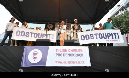 Praga, Repubblica Ceca. 05 Giugno, 2018. Migliaia di manifestanti assistere a Praga in Piazza Venceslao dimostrazione contro Andrej Babis il governo a seconda del supporto comunista e presieduta da perseguita il primo ministro. Organizzato da milioni di momenti per la democrazia gruppo. Impossibile candidati presidenziali Mirek Hilser e Pavel Fischer parlare durante la manifestazione di Praga Repubblica Ceca, Giugno 5, 2018. Credito: Michal Kamaryt/CTK foto/Alamy Live News Foto Stock