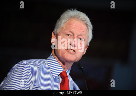 EDISON, NJ - 27 Maggio: ex presidente degli Stati Uniti Bill Clinton raduni i sostenitori della Hillary a Edison di alta scuola il 27 maggio 2016 in Edison, New Jersey. Persone: Bill Clinton Foto Stock