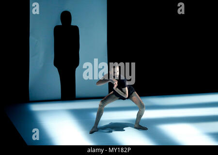 Beirut, Libano. 5 Giugno, 2018. Un ballerino dal British Aakash Odedra azienda esegue durante la primavera di Beirut Festival 2018 a Beirut, Libano, giugno 5, 2018. Credito: Bilal Jawich/Xinhua/Alamy Live News Foto Stock