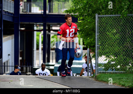 Foxborough, Massachusetts, STATI UNITI D'AMERICA. 5 Giugno, 2018. New England Patriots quarterback Tom Brady (12) viene in su per le scale per i campi pratica presso il team di mini camp tenuto a Gillette Stadium, in Foxborough, Massachusetts. Eric Canha/CSM/Alamy Live News Foto Stock