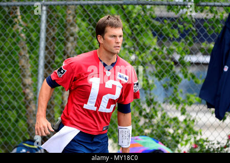 Foxborough, Massachusetts, STATI UNITI D'AMERICA. 5 Giugno, 2018. New England Patriots quarterback Tom Brady (12) viene in su per le scale per i campi pratica presso il team di mini camp tenuto a Gillette Stadium, in Foxborough, Massachusetts. Eric Canha/CSM/Alamy Live News Foto Stock