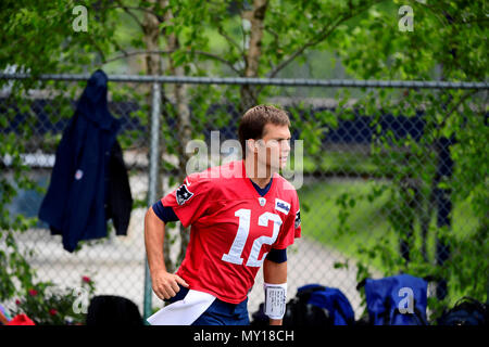 Foxborough, Massachusetts, STATI UNITI D'AMERICA. 5 Giugno, 2018. New England Patriots quarterback Tom Brady (12) viene in su per le scale per i campi pratica presso il team di mini camp tenuto a Gillette Stadium, in Foxborough, Massachusetts. Eric Canha/CSM/Alamy Live News Foto Stock