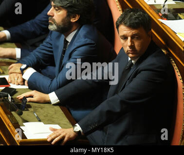 Roma, Italia. 5 Giugno, 2018. Ex primo ministro italiano Matteo Renzi (R), ora un senatore è visto in Senato a Roma, Italia, il 5 giugno 2018. Il nuovo governo italiano guidato dal Primo Ministro Giuseppe Conte martedì ha vinto il voto di fiducia in Senato. Credito: Alberto Lingria/Xinhua/Alamy Live News Foto Stock