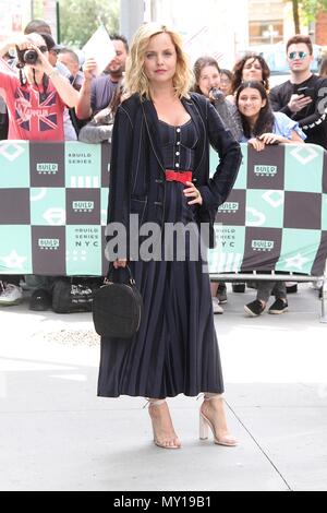 New York, NY, STATI UNITI D'AMERICA. 5 Giugno, 2018. Mena Suvari spotted arrivando a "Serie di costruzione per promuovere la serie televisiva "donna americana a New York New York il 5 giugno 2018. Credito: Rainmaker foto/media/punzone Alamy Live News Foto Stock