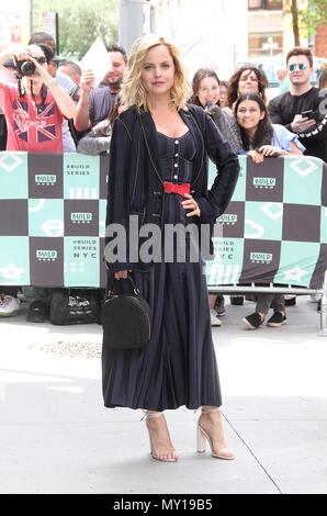 New York, NY, STATI UNITI D'AMERICA. 5 Giugno, 2018. Mena Suvari spotted arrivando a "Serie di costruzione per promuovere la serie televisiva "donna americana a New York New York il 5 giugno 2018. Credito: Rainmaker foto/media/punzone Alamy Live News Foto Stock