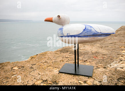 Installazione di arte gabbiani posto sul parapetto del Nazare faro. Nazare, Portogallo. Foto Stock