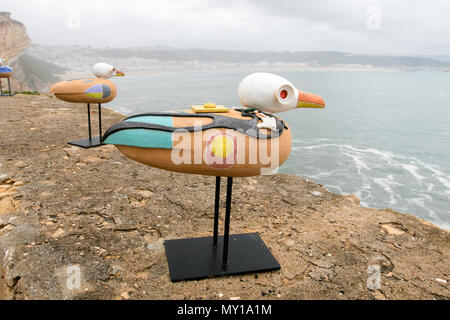 Installazione di arte gabbiani posto sul parapetto del Nazare faro. Nazare, Portogallo. Foto Stock