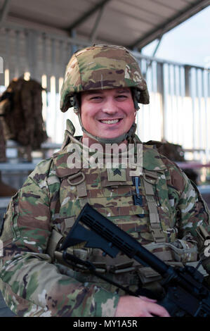 'Ho aderito per tutti i motivi di chiunque altro ha," ha rivelato Sgt. Michael Tabor il supporto supporto di Automazione ufficio gestione NCOIC con la 316supporto comando (Expeditionary), un esercito di unità di riserva da Coraopolis, Pa.'ero molto giovane e volevo una testa start sulla vita, ho voluto andare a scuola, ho voluto vedere e sperimentare cose nuove e ho voluto servire il mio paese", il Tabor detto. (U.S. Esercito foto di Sgt. Christopher Bigelow) Foto Stock