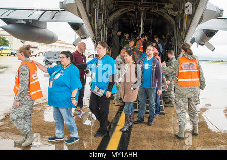 I pazienti vengono accompagnati da un C-130 Hercules aeromobile da avieri dall'Istituto di medicina aeronautica 433rd squadrone di evacuazione durante un disastro naturale esercizio nov. 9, 2016 a base comune San Antonio-Lackland, Texas.L'esercizio consentito il Texas del Sud il consiglio consultivo regionale per soddisfare il suo fabbisogno annuale per testare la sua capacità di evacuare i pazienti con regionali di servizio di emergenza medica reparti. (U.S. Air Force foto di Benjamin Faske) Foto Stock