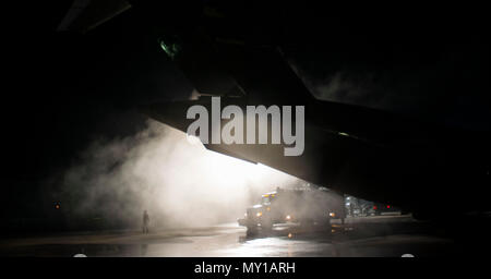 U.S Air Force Reserve aviatori assegnati alla 945th Manutenzione aeromobili squadrone spray glicole di propilene su un C-17 Globemaster III a Ramstein Air Base, Germania, Dicembre 9, 2016. Il glicole propilenico è utilizzato durante i mesi invernali al dispositivo aeromobile prima partono. Aviatori di riserva più manutenzione aeromobili squadroni sono su un dazio provvisorio assegnazione a Ramstein al treno con la 721st AMXS. (U.S. Air Force foto di Senior Airman Tryphena Mayhugh) Foto Stock