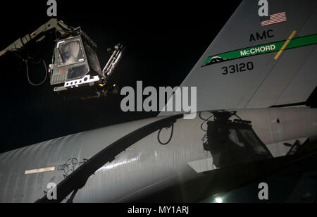 Stati Uniti Air Force Reserve Senior Airman Brian Moolekamp, 945th Manutenzione aeromobili squadrone elettrici sistemi ambientali, scende a terra a Ramstein Air Base, Germania, Dicembre 9, 2016. Moolekamp spruzzata di glicole propilenico su un C-17 Globemaster III del dispositivo l'aeromobile prima che esso ha preso il largo. Aviatori di riserva più manutenzione aeromobili squadroni sono su un dazio provvisorio assegnazione a Ramstein al treno con la 721st AMXS. (U.S. Air Force foto di Senior Airman Tryphena Mayhugh) Foto Stock