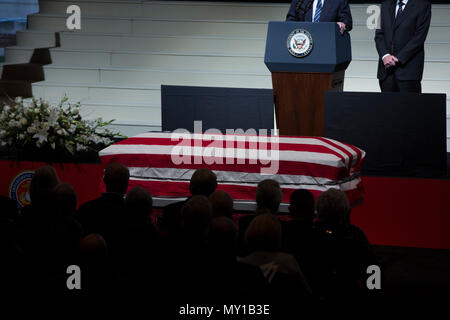 Lo Scrigno del Sen. John H. Glenn, Jr., durante la sua celebrazione della vita presso la Ohio State University di Columbus, Ohio, Dic 17, 2016. Dopo aver volato 149 missioni di combattimento della Seconda Guerra Mondiale e la guerra di Corea, Glenn divenne il primo uomo in orbita attorno alla terra nel 1962. Dopo essersi ritirato dal programma spaziale, Glenn era stato eletto per gli Stati Uniti Senato nel 1974 per rappresentare lo stato dell'Ohio. (U.S. Marine Corps photo by Lance Cpl. Daisha R. Sosa) Foto Stock