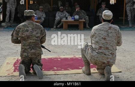 Il Mag. Gen. Blake Ortner, comandante della ventinovesima divisione di fanteria, orologi con Col. Col. Jabar Al-boti del Kuwait Air Defense Force come i loro soldati di competere per assemblare un M-16 fucile durante il giorno Patriot in Kuwait Air Defense Force sede 28 dicembre 2016. La competizione amichevole tra l'Kuwaitis e la sessantanovesima difesa aerea della brigata di artiglieria incluso eventi come impostazione di un MIM Patriot-104 sistema di armi, di una partita di calcio, e Tug-of-war. (Foto di U.S. Army Sgt. Kelly R. Gary). Foto Stock