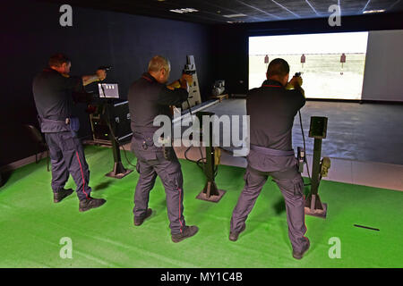 L'Esercito Italiano Carabinieri Sud della Task Force europea (SETAF) condurre attività di formazione utilizzando le abilità di coinvolgimento Trainer (EST) alla Caserma del Din a Vicenza, Italia, 30 maggio 2018. Uso dei Carabinieri U.S. Esercito di Formazione Regionale Divisione di Assistenza (RTSD) sud attrezzatura per migliorare le relazioni bilaterali e per espandere i livelli di cooperazione e la capacità del personale coinvolto nelle operazioni congiunte. (U.S. Esercito foto di Paolo Bovo) Foto Stock