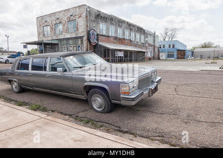 Vecchia auto di fronte Morgan Freeman's Ground Zero Blues Club in Clarksdale, luogo di nascita del blues, Mississippi, STATI UNITI D'AMERICA Foto Stock