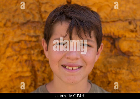 Ritratto di un bel giovane teen, su uno sfondo giallo ( lifestyle ) Foto Stock