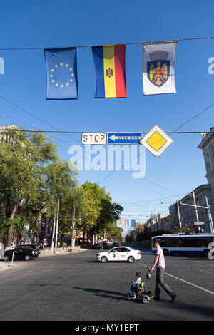 27.08.2016, Moldavia, Chisinau, Chisinau - la bandiera della Repubblica di Moldavia, la bandiera dell'UE come pure una bandiera con lo stemma di Chisinau accanto all'AEC Foto Stock