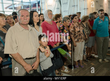 Chisinau, Moldavia, persone in attesa nella hall degli arrivi aeroporto di Chisinau Foto Stock