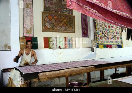 Uomo indiano utilizzando legno tradizionale blocco stampa su tessuto Rajashan Jaipur India Foto Stock