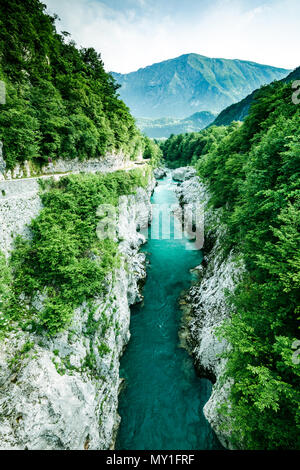 Lo smeraldo e le acque blu del fiume Soca, Slovenia. Foto Stock