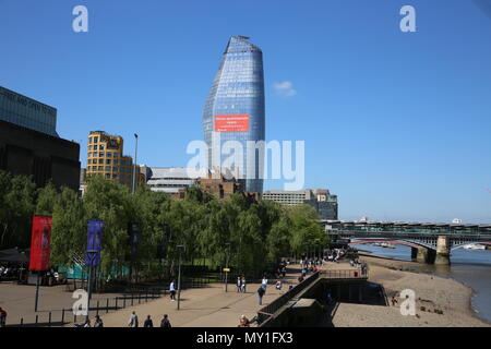 London, Regno Unito - 4 maggio 2018. Il nord e il guscio edificio, sede dell'editore del Daily Express group sul lungofiume del nord del Tamigi. Foto Stock