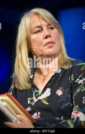 Gabrielle Walker scienziato climatologist & autore parlando sul palco a Hay Festival 2018 Hay-on-Wye Powys Wales UK Foto Stock