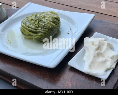 Dolce turco pistacchio rotolo con gelato servito al ristorante / Fistikli Dolama o Sarma Baklava / Baklava. I cibi tradizionali. Foto Stock