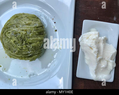 Dolce turco pistacchio rotolo con gelato servito al ristorante / Fistikli Dolama o Sarma Baklava / Baklava. I cibi tradizionali. Foto Stock