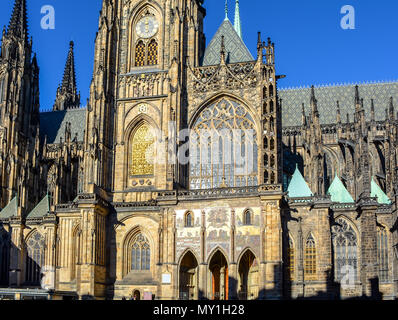 Famosa Cattedrale di San Vito a Praga, Repubblica Ceca. Soleggiata giornata invernale Foto Stock