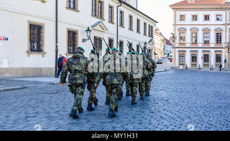 I soldati sono in marcia a strade di Praga dopo la modifica della cerimonia di guardia del castello di Praga. Foto Stock