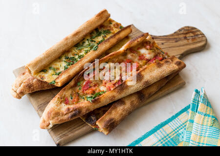 Pasticceria turco Konya Mevlana Pide con la carne tagliata a cubetti e il formaggio fuso. I cibi tradizionali. Foto Stock