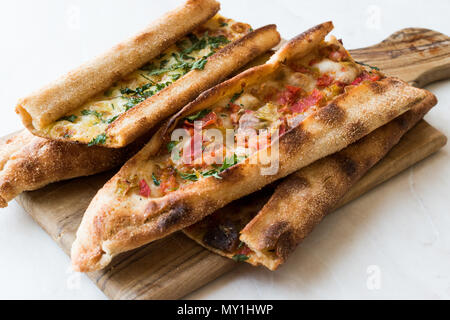 Pasticceria turco Konya Mevlana Pide con la carne tagliata a cubetti e il formaggio fuso. I cibi tradizionali. Foto Stock