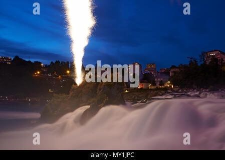 Incredibile spettacolo di fuochi d'artificio a Sciaffusa dove il fiume Rheine ha la sua origine durante la festa nazionale svizzera Foto Stock