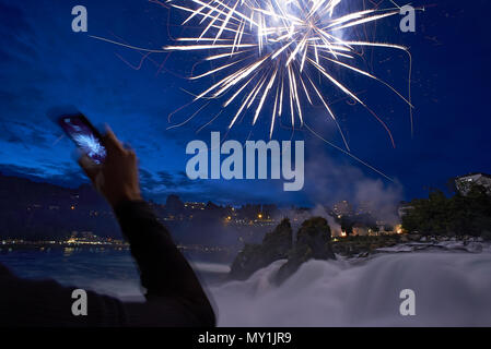 Incredibile spettacolo di fuochi d'artificio a Sciaffusa dove il fiume Rheine ha la sua origine durante la festa nazionale svizzera Foto Stock