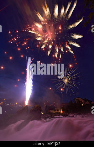 Incredibile spettacolo di fuochi d'artificio a Sciaffusa dove il fiume Rheine ha la sua origine durante la festa nazionale svizzera Foto Stock