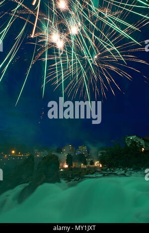 Incredibile spettacolo di fuochi d'artificio a Sciaffusa dove il fiume Rheine ha la sua origine durante la festa nazionale svizzera Foto Stock