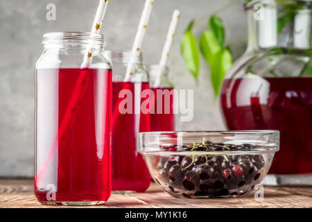 Bevanda composta di rosse bacche Ribes ciliege Mirtilli in vasi di cocktail Foto Stock