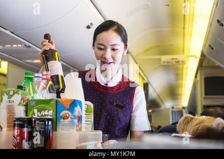 Interno,all'interno,Air China,volo,compagnia aerea,hostess di volo,,,cabina equipaggio,che serve,servizio,bibite,cibo,a,volo,da,Beijing,Asia,Asian,a,Londra,l'Europa. Foto Stock