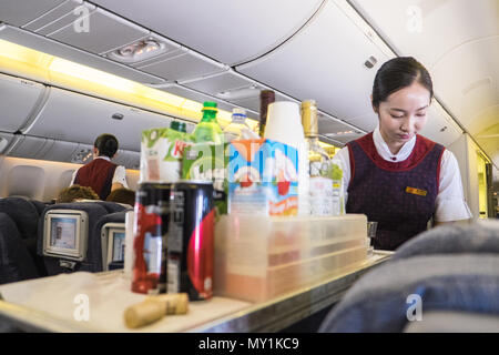 Interno,all'interno,Air China,volo,compagnia aerea,hostess di volo,,,cabina equipaggio,che serve,servizio,bibite,cibo,a,volo,da,Beijing,Asia,Asian,a,Londra,l'Europa. Foto Stock