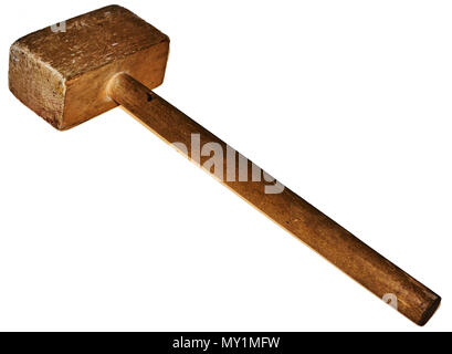 Un martello da un albero si trova isolato su un background. Il martello è stato utilizzato nel lavoro. Ci sono tracce di colpi. Un oggetto, un mulinello, un isolato. Foto Stock