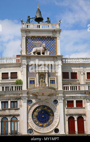 Il clock di torre con orologio astronomico (XV secolo) in piazza San Marco - Venezia, Venezia, Italia e Europa Foto Stock