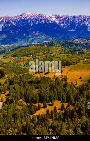 Paesaggio di montagne di Bucegi nei Carpazi romeni in primavera Foto Stock