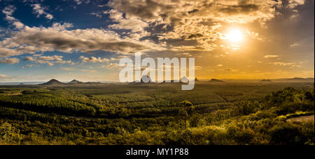 Vista panoramica della casa di vetro montagne al tramonto visibile dal cavallo selvatico Lookout Mountain, Australia Foto Stock