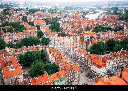 Tetti rossi, vecchi edifici e case colorate in Città Vecchia Stare Miasto in Gdansk, vista aerea dalla cattedrale la chiesa di Saint Mary tower, Polonia Foto Stock